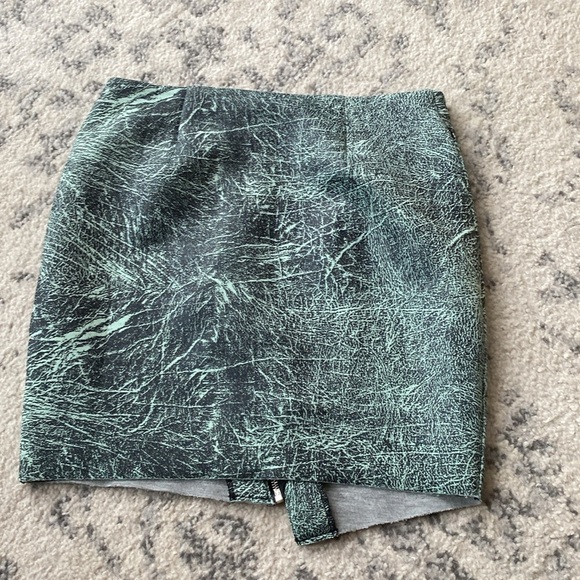 Guess | Green & Black Patterned assymetrical Women's mini Skirt - medium - Picture 4 of 5